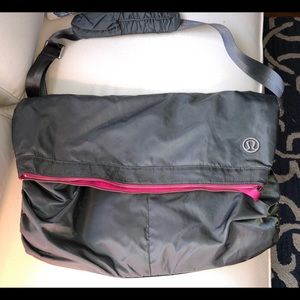 Lululemon gym messenger bag